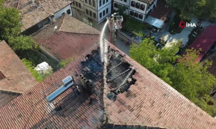 Safranbolu'da 3 katlı evin çatısında yangın paniği: Hızla söndürüldü