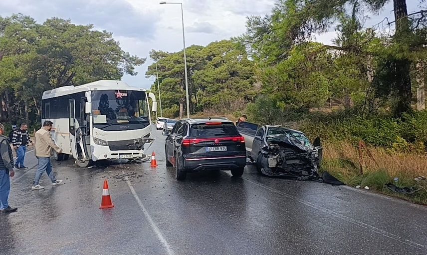Antalya'da otomobil ve servis midibüsü çarpıştı: Bir kişi yaralandı