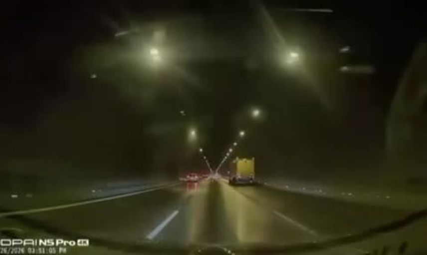 Yağmurda kayganlaşan yolda tırın tehlikeli savruluşu kamerada