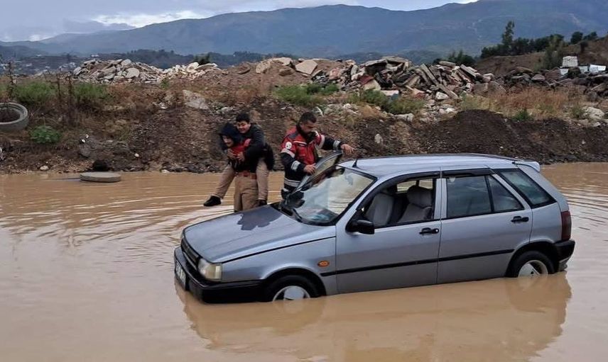Antakya'da sel nedeniyle mahsur kalan çocuk ve yetişkin kurtarıldı