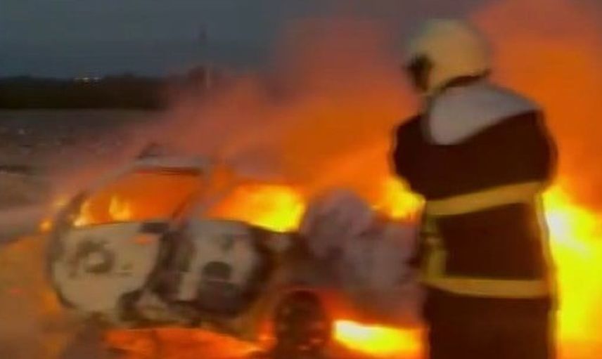 Kozan’da otomobil tırdan uçarak yola düştü: Yangın itfaiye ekiplerince söndürüldü