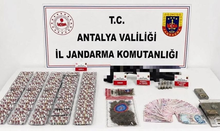 Antalya'da uyuşturucu operasyonu: 6,8 kilo skunk ve çok sayıda hap ele geçirildi