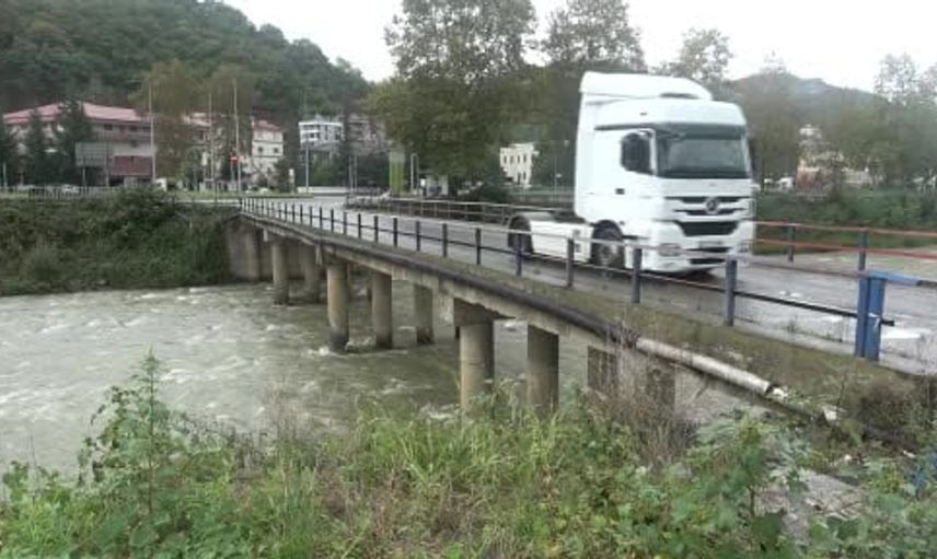 40 yıllık köprüde güvenlik endişesi: Beton döküntüleri ve sarkan demirler tehlike saçıyor