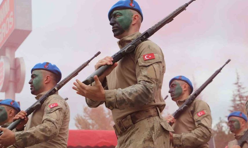 Cumhuriyet Bayramı'nda jandarma ve komandoların sergilediği gösteri Eskişehir'i coşturdu