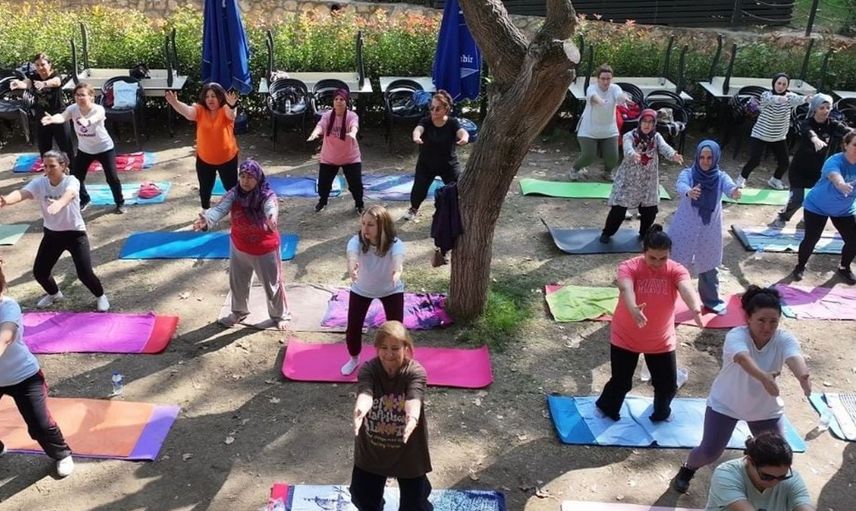 Efeler'de açık havada yoga etkinliği düzenleniyor