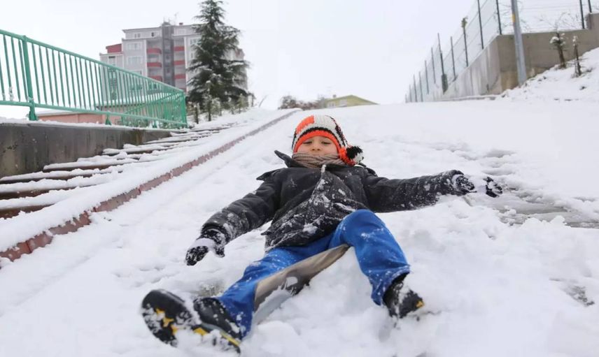 Eğitime kar engeli: İki ilde okullar tatil edildi