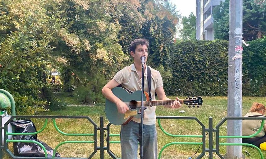 Ekin Uğur, sokaklarda kendi bestelerini seslendiriyor