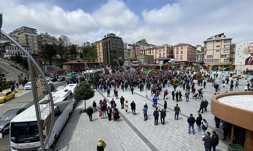 Ekrem İmamoğlu Rize'de boş meydana konuştu: Beklediği kalabalığı bulamadı