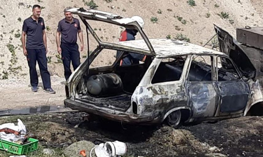 Elazığ’da Duvara Çarpan Otomobil Küle Döndü