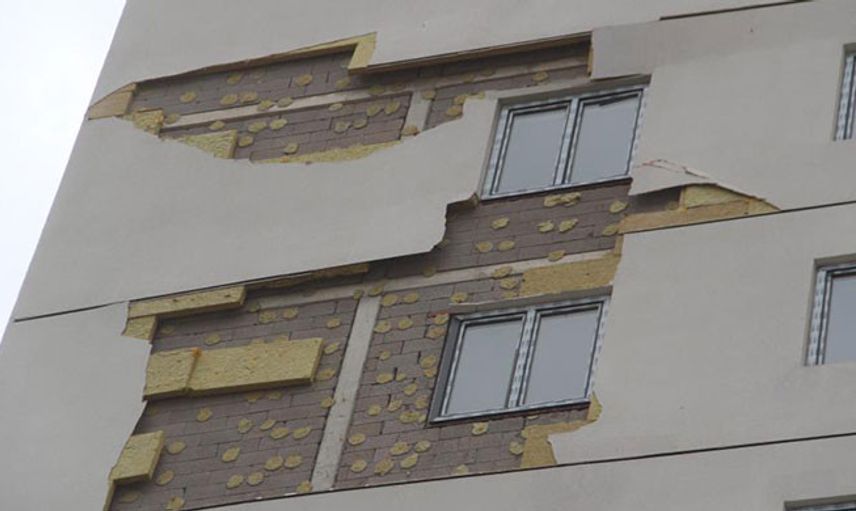 Elazığ’da Fırtına, Binaların Çatı ve Dış Yalıtımını Söktü