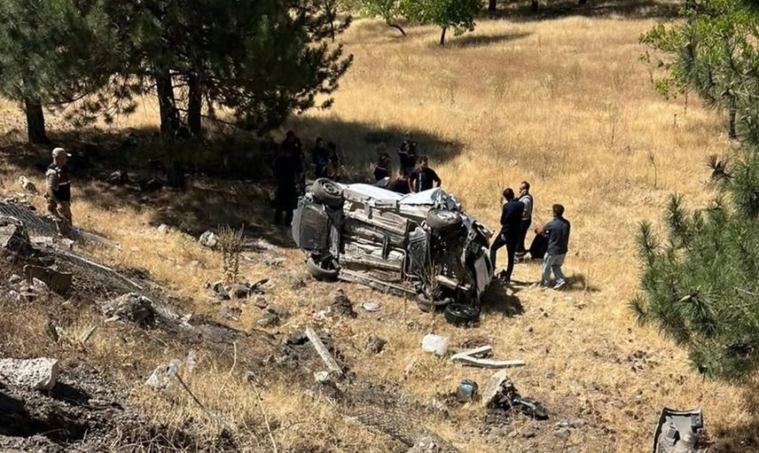 Elazığ'da Hafif Ticari Araç Devrildi: 3 Yaralı