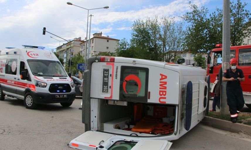 Elazığ’da Hasta Taşıyan Ambulans Kaza Yaptı: 2 Yaralı