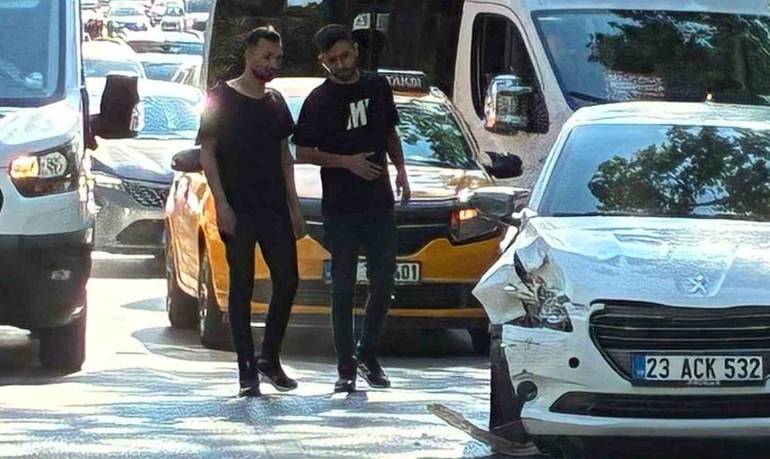 Elazığ'da iki otomobil çarpıştı: 2 yaralı