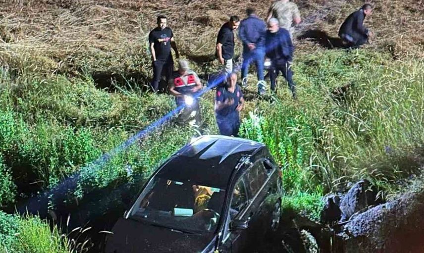 Elazığ'da kontrolden çıkan cip köprüden dereye uçtu: 3 yaralı