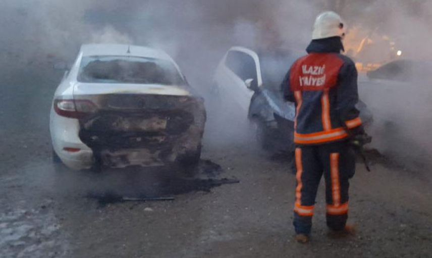 Elazığ’da Park Halindeki 3 Otomobil Alev Alev Yandı
