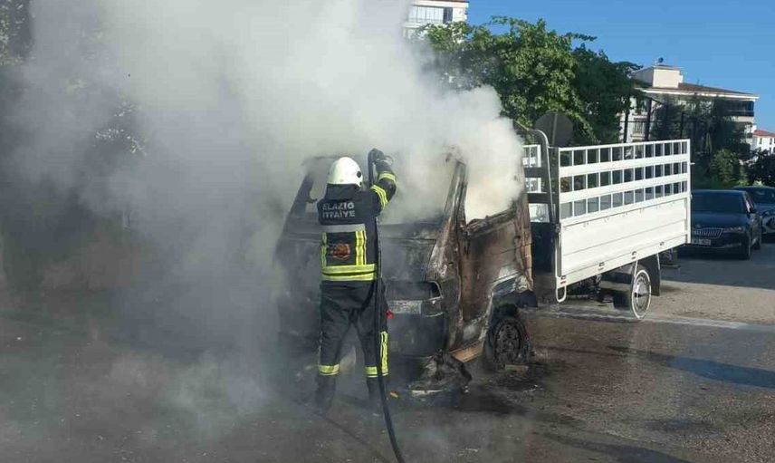 Elazığ’da park halindeki pikapta yangın çıktı