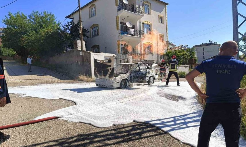 Elazığ'da Seyir Halindeyken Yanan Araç Kullanılamaz Hale Geldi
