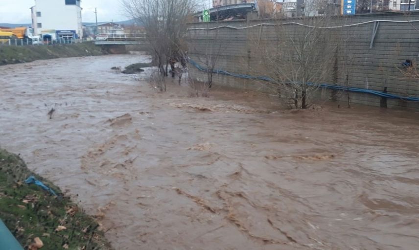 Elazığ'da şiddetli yağışlar dereleri taşırdı! Yetkililer anonsla vatandaşlara sel uyarısı yaptı