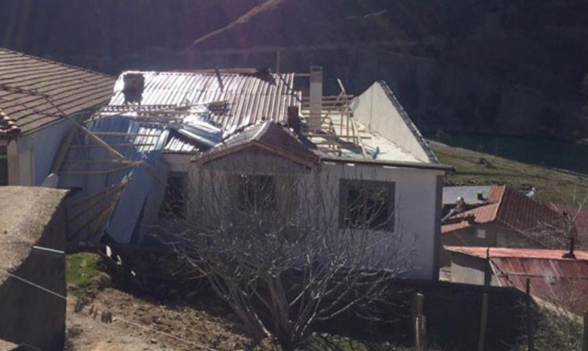 Elazığ'da Şiddetli Fırtına Çatıları Uçurdu