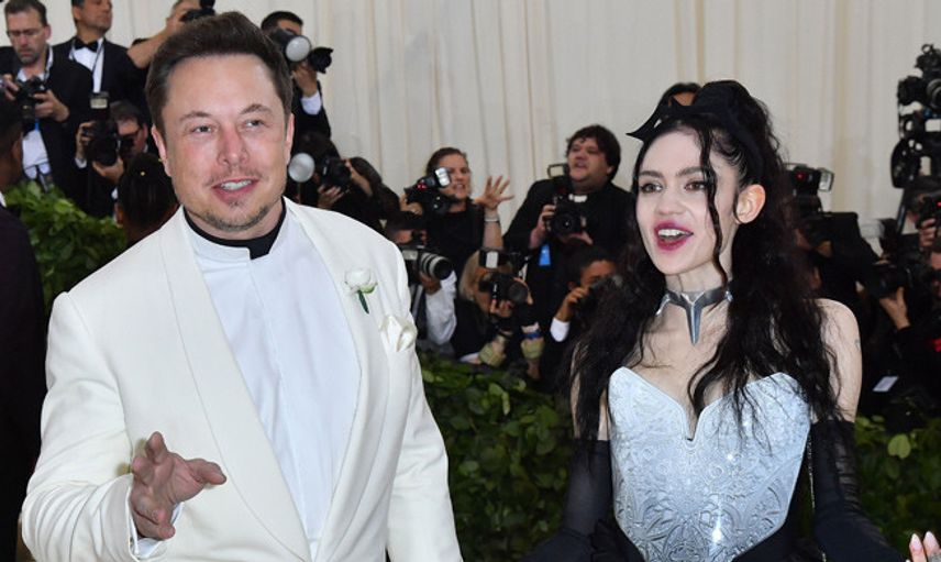 Elon Musk’ın Kız Arkadaşı Grimes’in Sırtı Görenleri Şaşırttı!