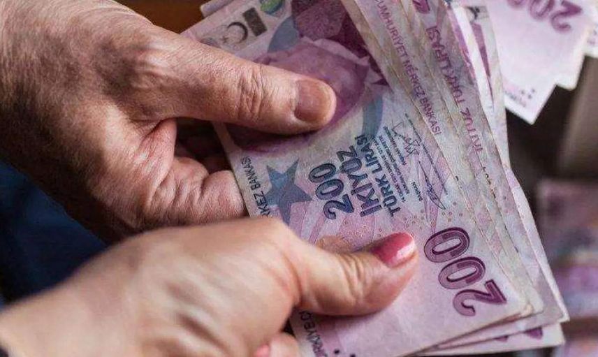 Emekliler için ek ödeme başladı! Maaşlarını taşıyan emeklilerin banka hesabına 3.750 TL yatıyor