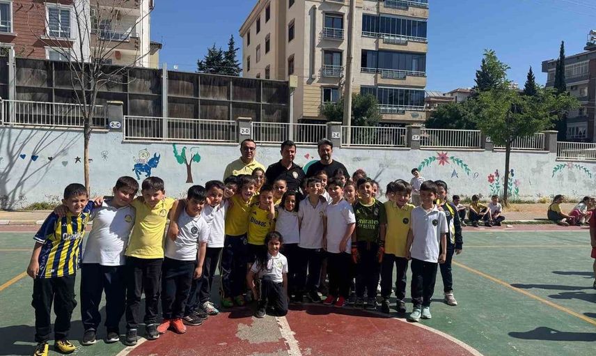 Emniyet Müdürü Celal Özcan'dan Öğrencilere Futbol ve İlham Dolu Ziyaret