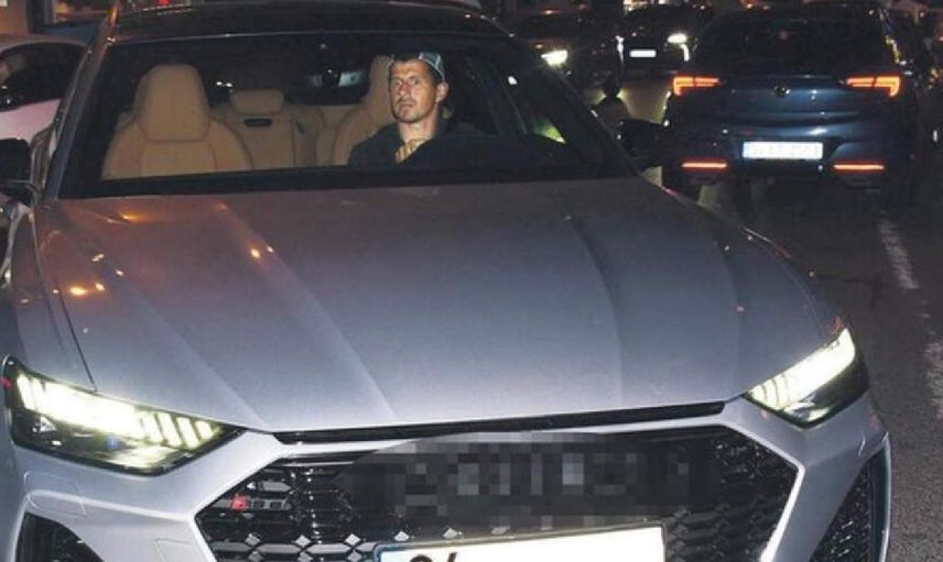 Emre Belözoğlu'nun yeni oyuncağı milyonlar değerinde! Belözoğlu'nun plakasındaki o detay gözlerden kaçmadı