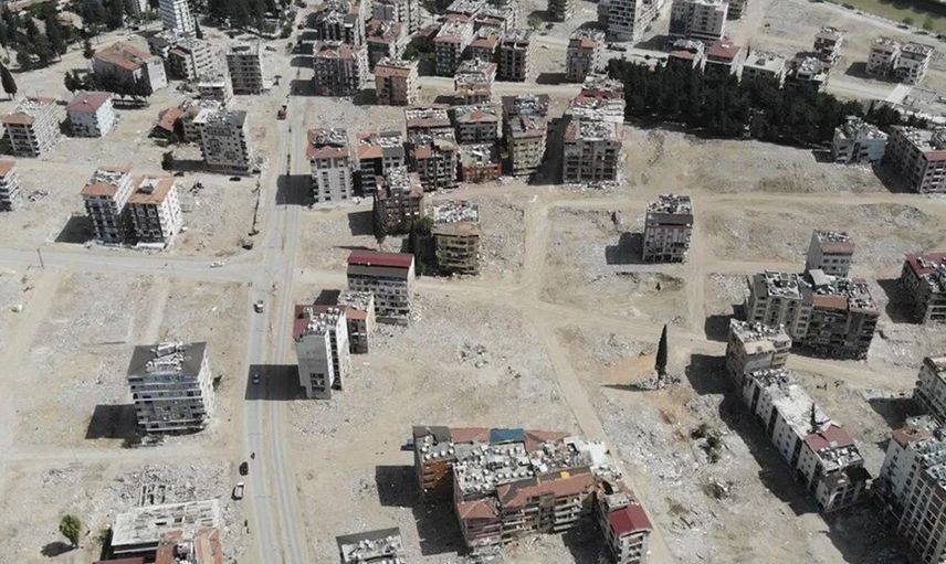 Enkaz kaldırılma çalışmaları sonrasında Hatay’da yeni meydanlar oluştu