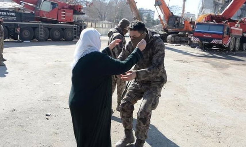 Enkazda kendisini sırtlayarak kurtaran polise sarılarak ağladı