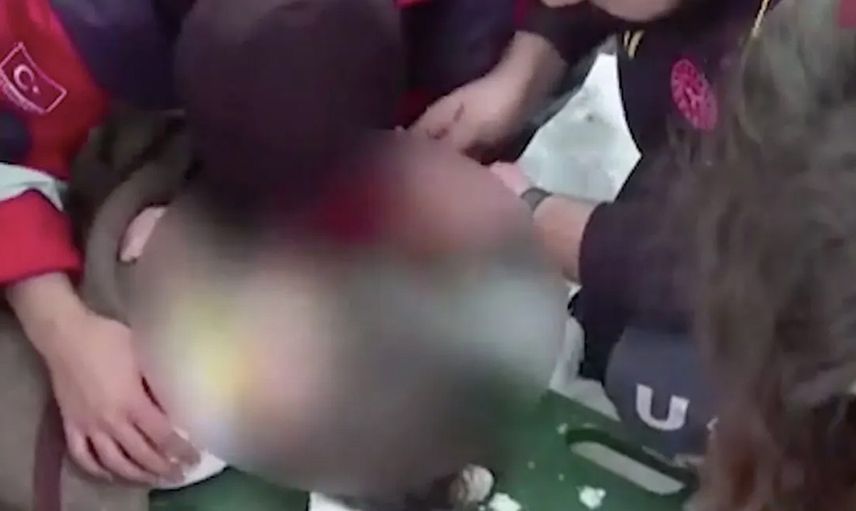Enkazdan çıkartılan çocuğun ilk sözleri gözleri doldurdu: Ben eve gitmek istiyorum