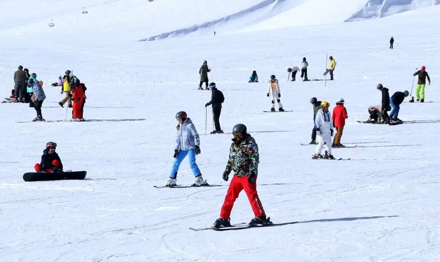 Erciyes Kayak Merkezinde Hafta Sonu Yoğunluğu