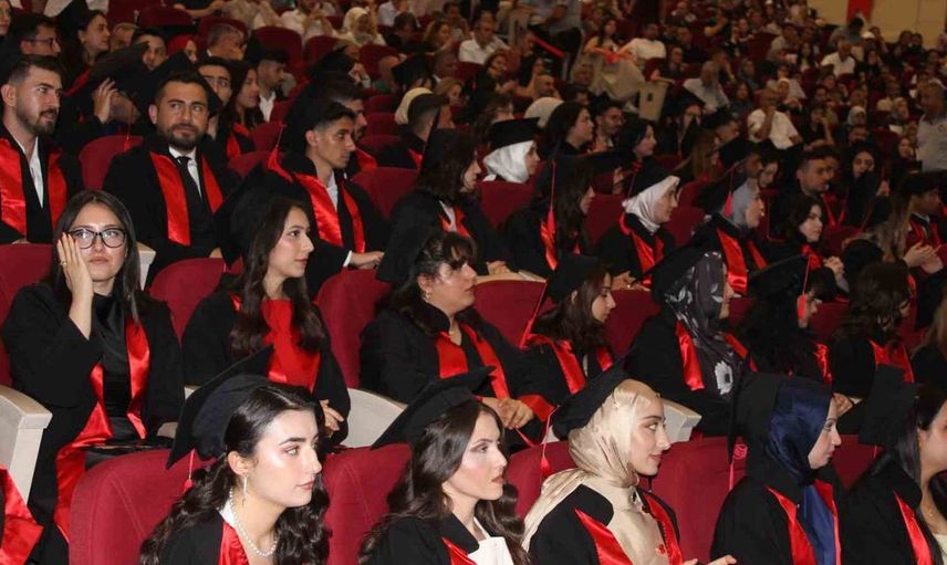 Erciyes Üniversitesi İktisadi ve İdari Bilimler Fakültesi 44. dönem mezunlarını verdi