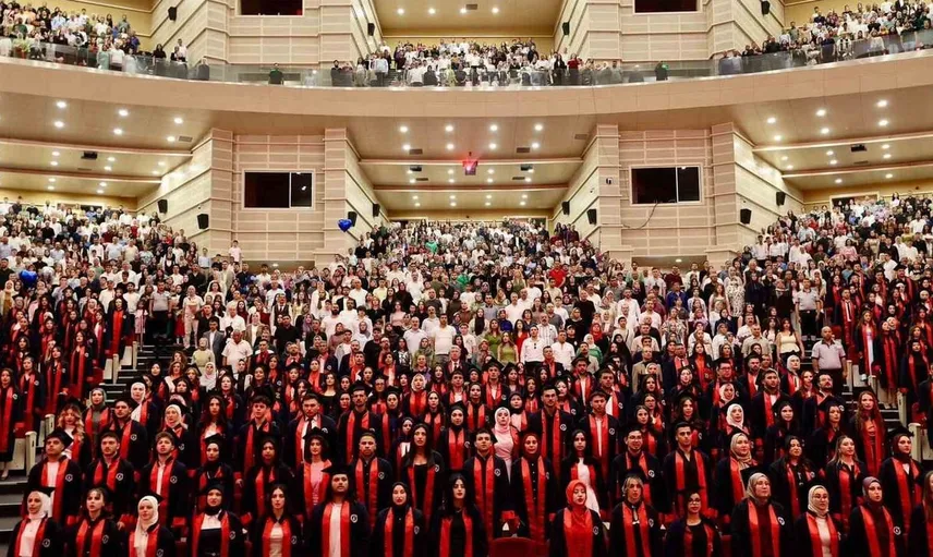 Erciyes Üniversitesi sağlık hizmetleri meslek yüksekokulu mezuniyet töreni düzenlendi