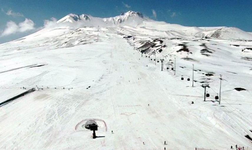Erciyes’te Turistler Kısıtlamada Boş Kalan Pistlerin Keyfini Çıkardı