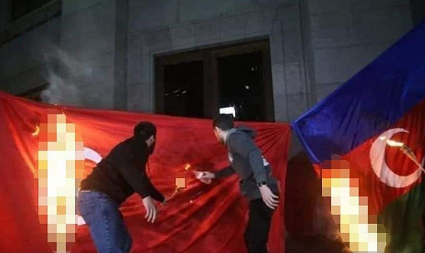 Ermeniler Türk Ve Azerbaycan Bayrakları Yaktı