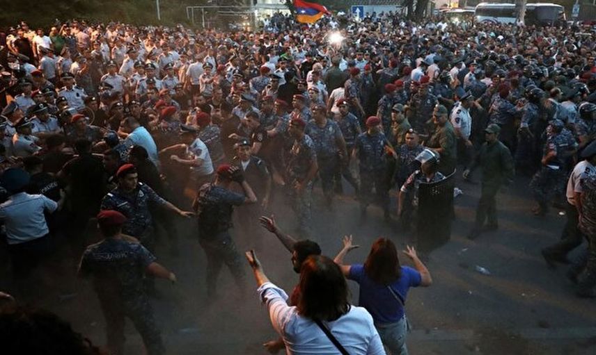 Ermenistan'da ortalık savaş alanına döndü! Paşinyan karşıtı gösterilerde gerilim artıyor