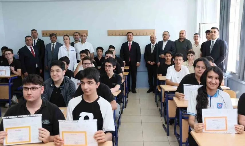 Erzincan'da 41 bin 526 öğrenci karne heyecanı yaşadı