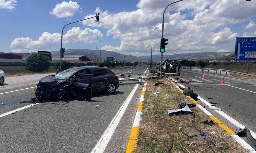 Erzincan'da 5 kişinin yaralandığı trafik kazası kameraya yansıdı