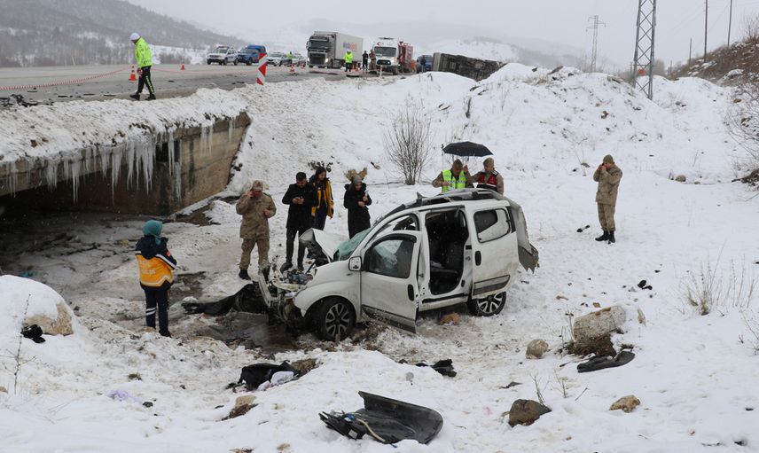 Erzincan'da trafik kazası: 1 Kişi hayatını kaybetti, çok sayıda kişi yaralandı