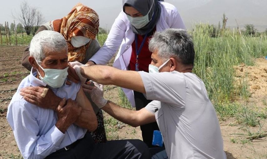 Erzincan’da Yaşayan Çiftçi Aileye Tarlada Kovid-19 Aşısı Yapıldı