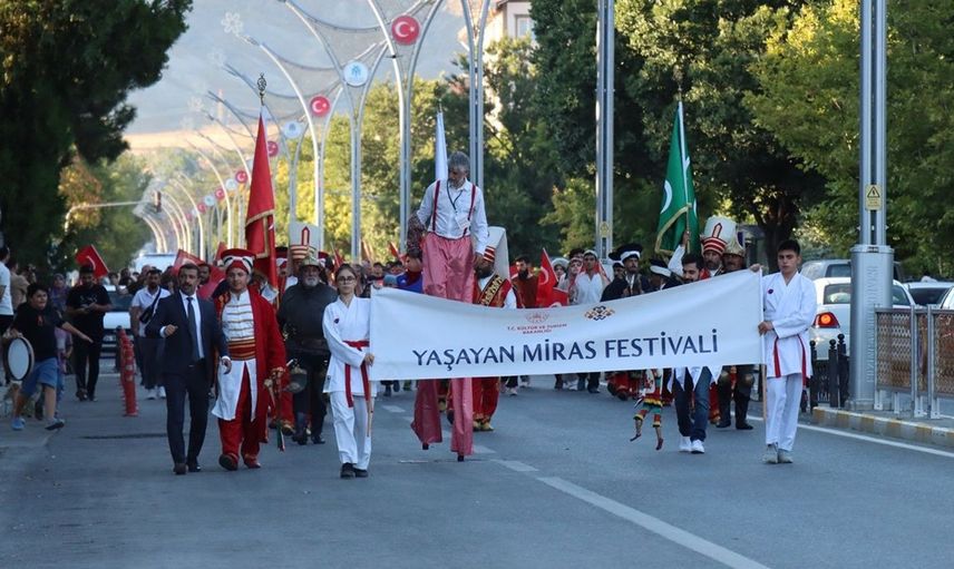 Erzincan'da Yaşayan Miras Festivali Coşkuyla Başladı