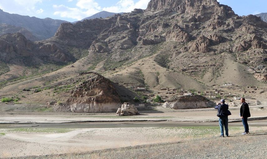Erzurum Ayvalı Barajı'nın Suları Çekildi! Evler Gün Yüzüne Çıktı