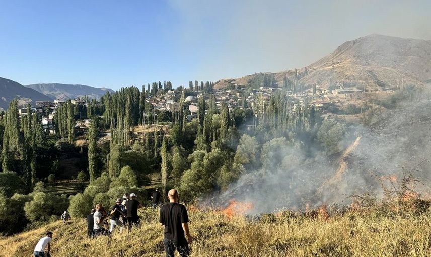 Erzurum Oltu'da Örtü Yangını Kontrol Altına Alındı