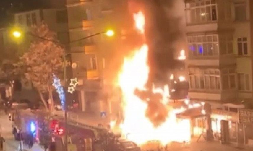 Erzurum'da 5 katlı Bir Bina Küle Döndü! Yanan Evlerini Gözyaşları İçerisinde İzlediler