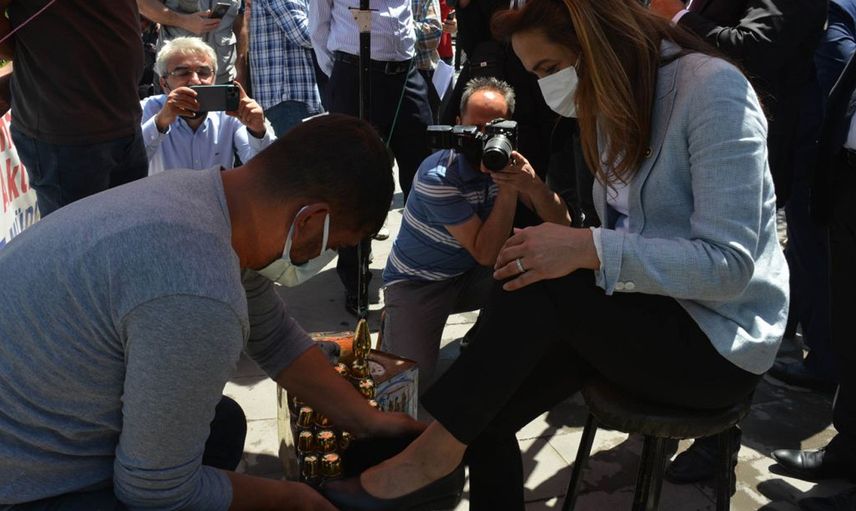 Erzurum'da 60 Kişilik Heyetle Ayakkabı Boyatma Pozu! Rezidanslar Kraliçesi Gamze İlgezdi Olmak Kolay Değil