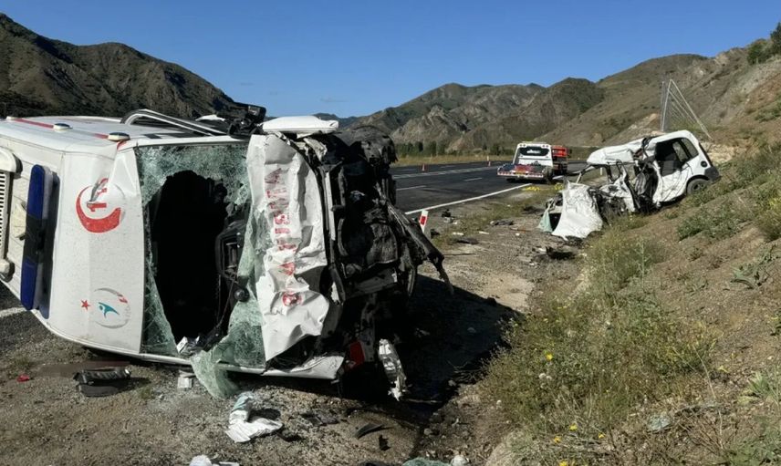 Erzurum’da ambulans ile otomobil kafa kafaya çarpıştı: Çok sayıda ölü ve yaralı var