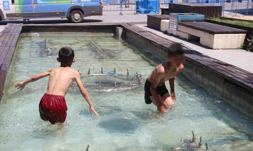 Erzurum'da çocuklar süs havuzunda serinledi
