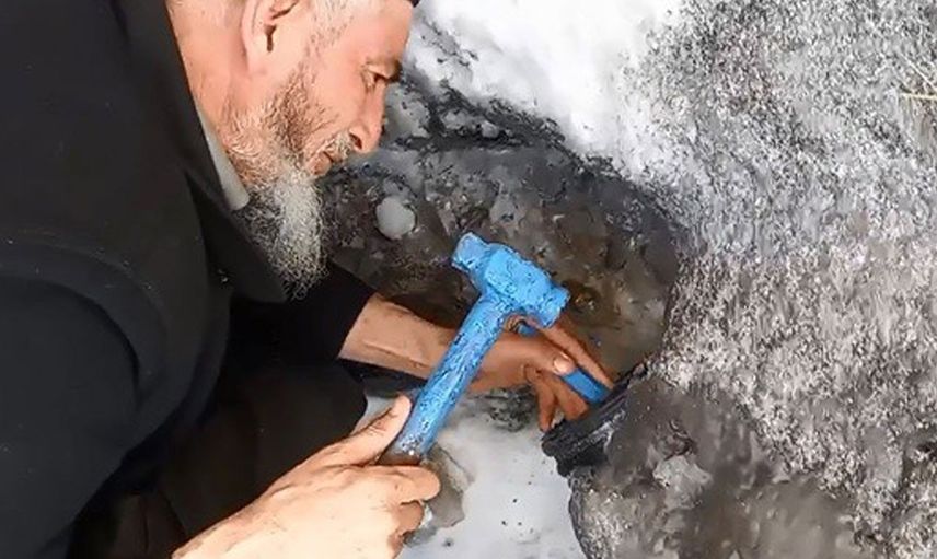 Erzurum’da Duygu Dolu Anlar: Bir Vatandaş Buzlanan Boruda Mahsur Kalan Kediyi Böyle Kurtardı