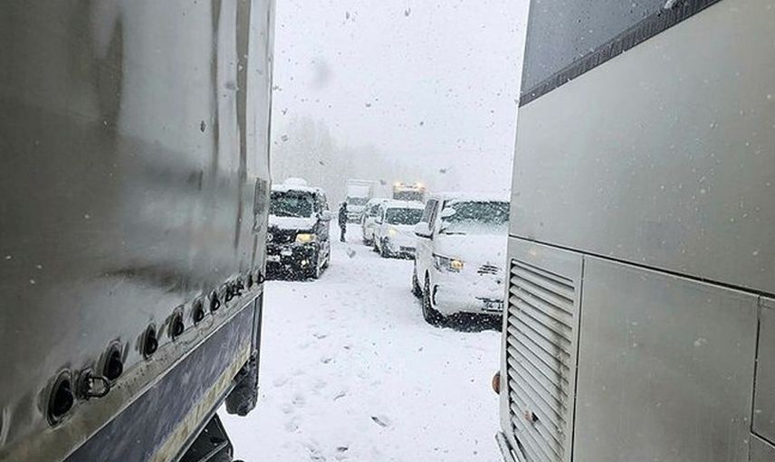 Erzurum’da Etki Olan Kar Yağışı Yüzlerce Aracı Mahsur Bıraktı