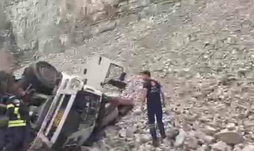 Erzurum'da freni patlayan tırdan atlayan sürücü hayatını kaybetti, 2 kişi yaralandı